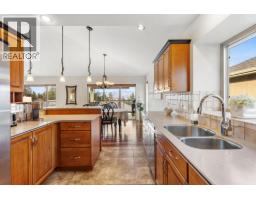 4pc Ensuite bath - 3492 Camelback Drive, Kelowna, BC V1X8A7 Photo 16