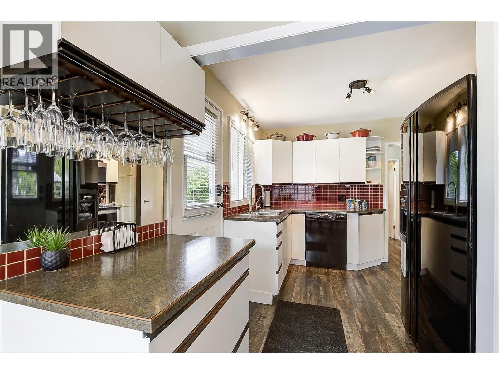 1040 Laurier Avenue - 11