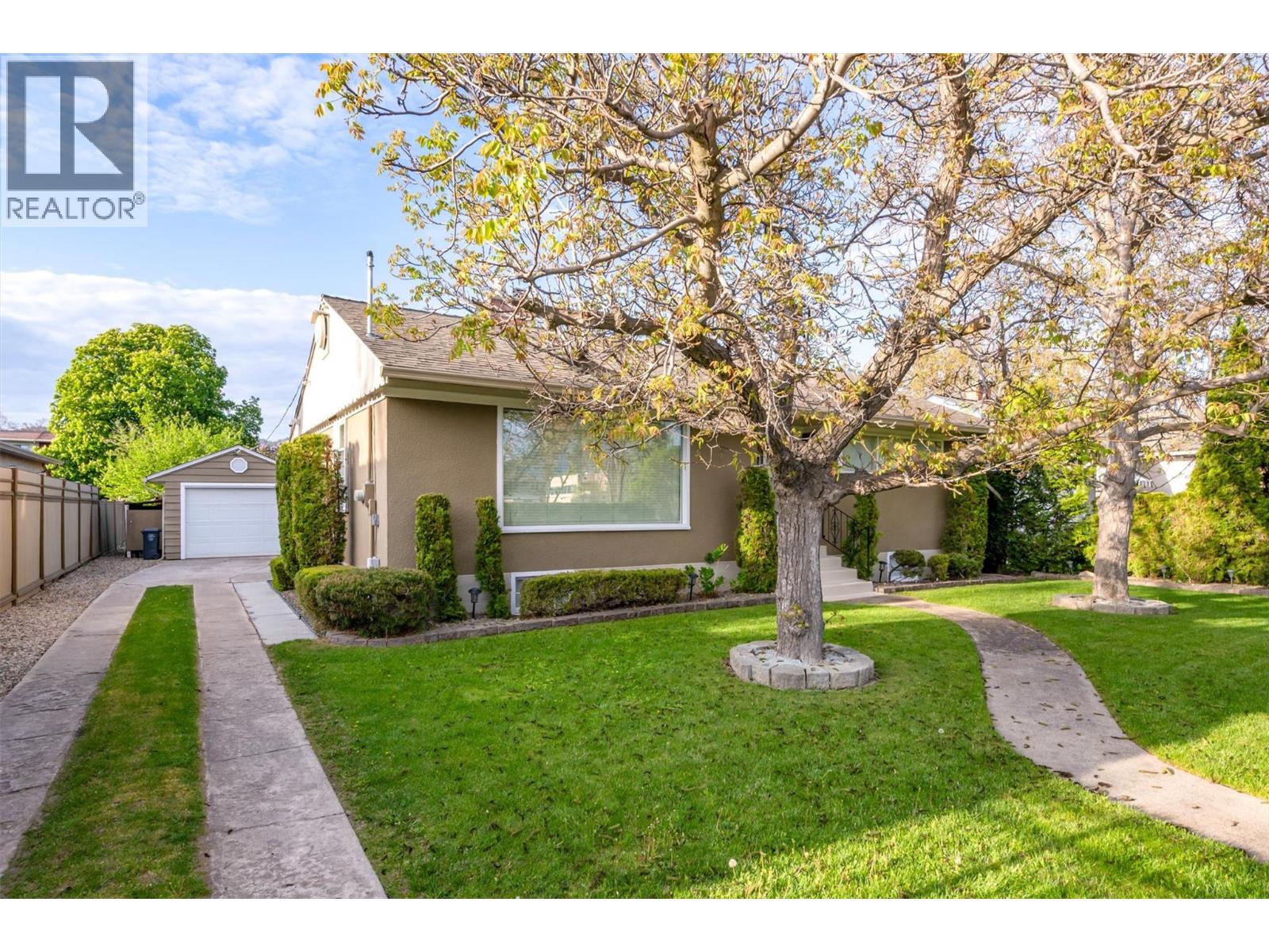 1040 Laurier Avenue - 2