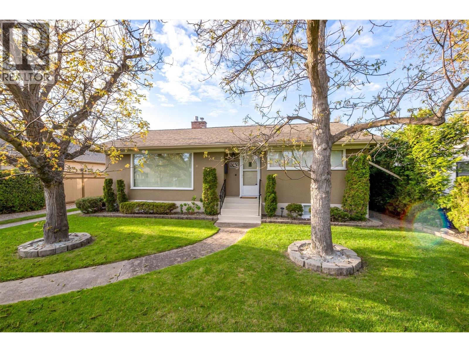 1040 Laurier Avenue - 1