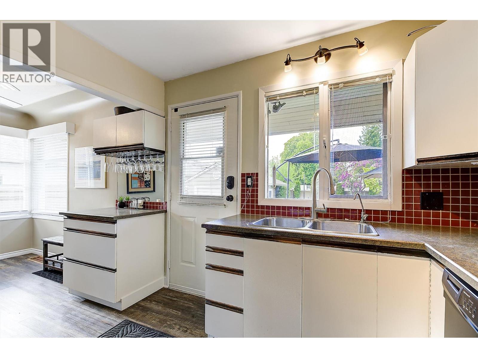 1040 Laurier Avenue - 17