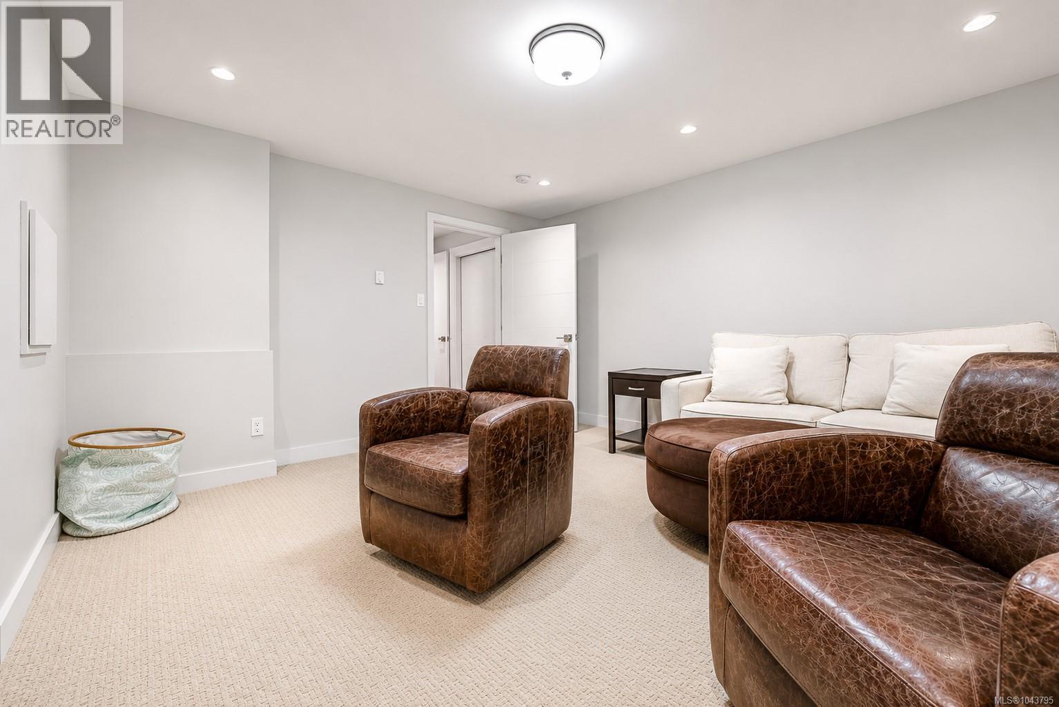 #20 4771 Cordova Bay Rd - 34