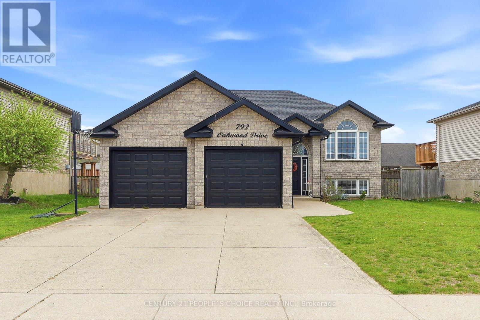 792 OAKWOOD DRIVE - 1