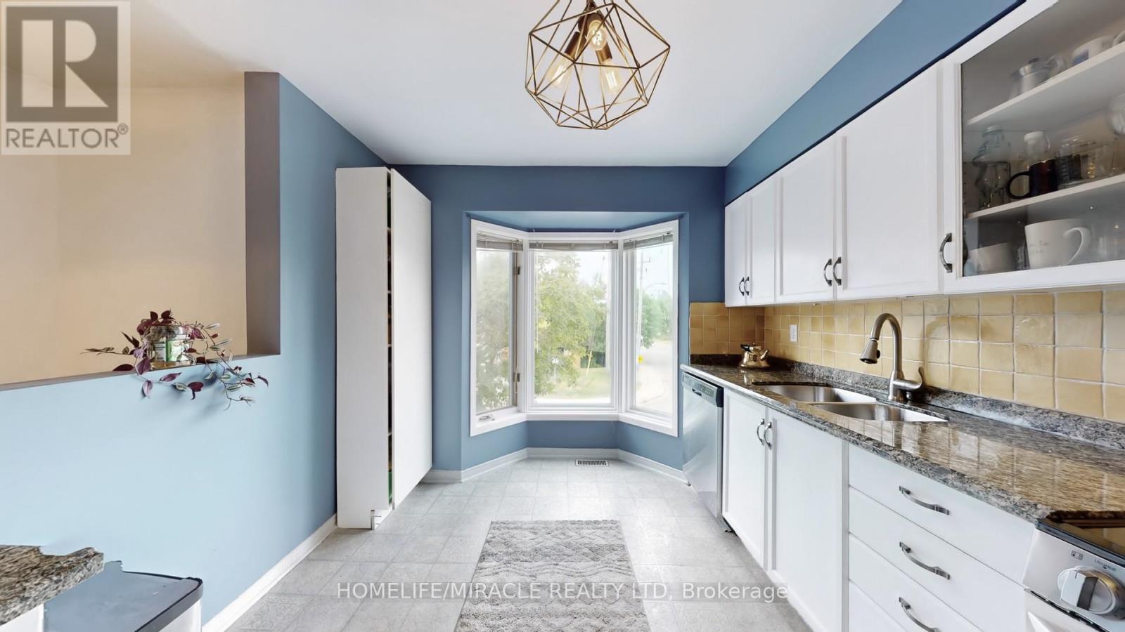 4 WILLIAM CURTIS CIRCLE - 11
