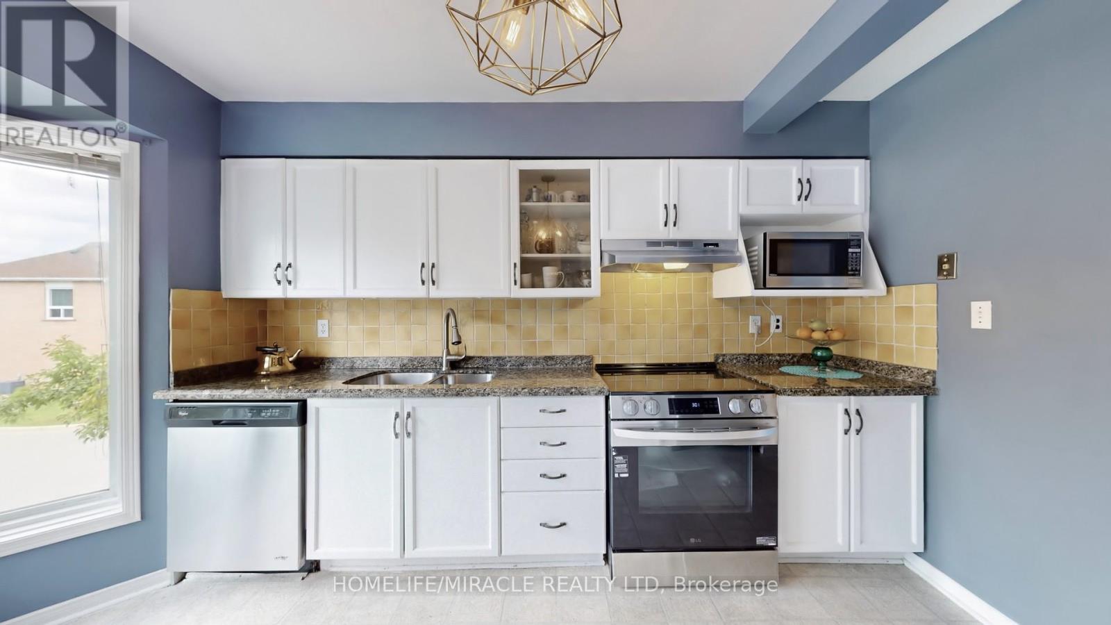 4 WILLIAM CURTIS CIRCLE - 12