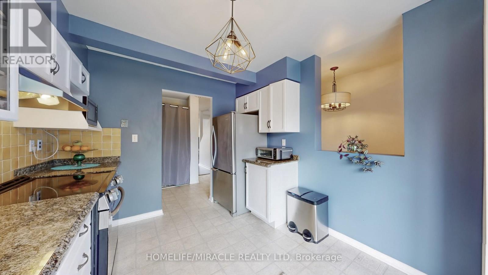 4 WILLIAM CURTIS CIRCLE - 15