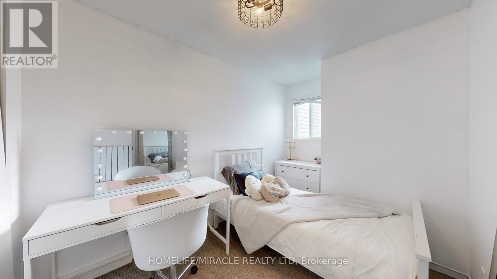 4 WILLIAM CURTIS CIRCLE - 24