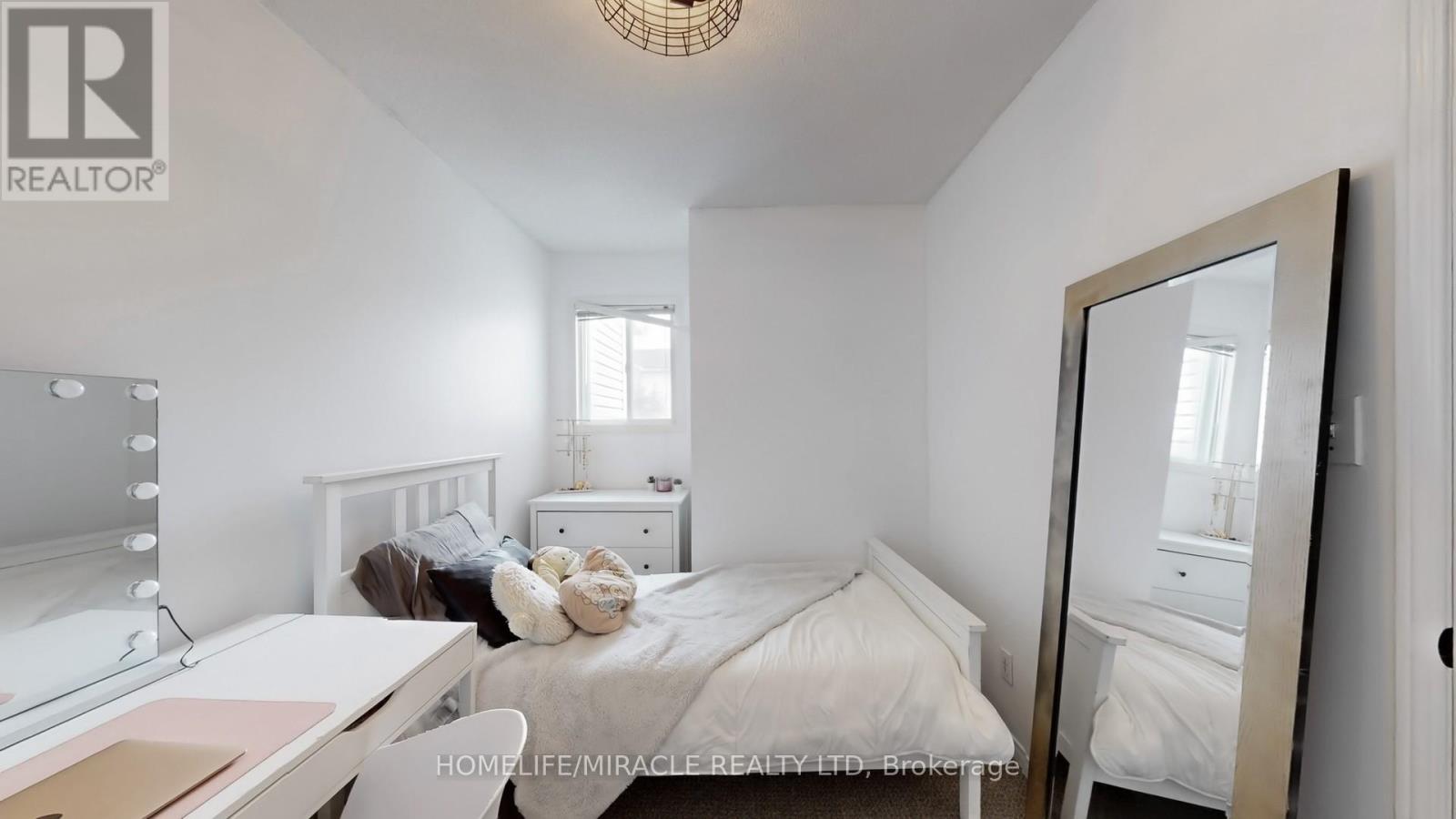4 WILLIAM CURTIS CIRCLE - 25