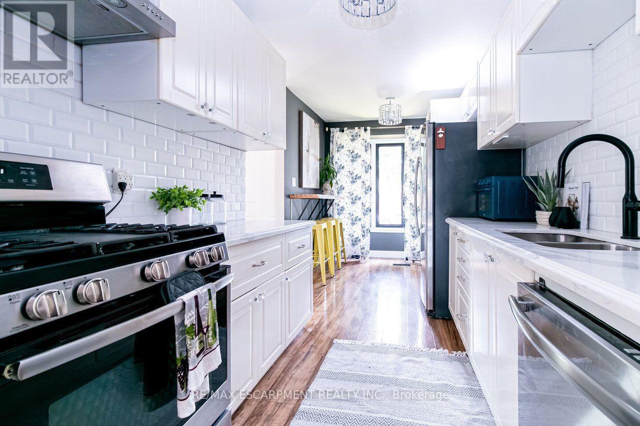 4 BALMORAL COURT - 12
