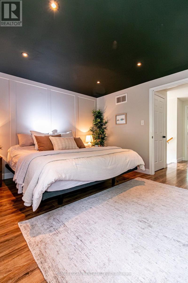 4 BALMORAL COURT - 25