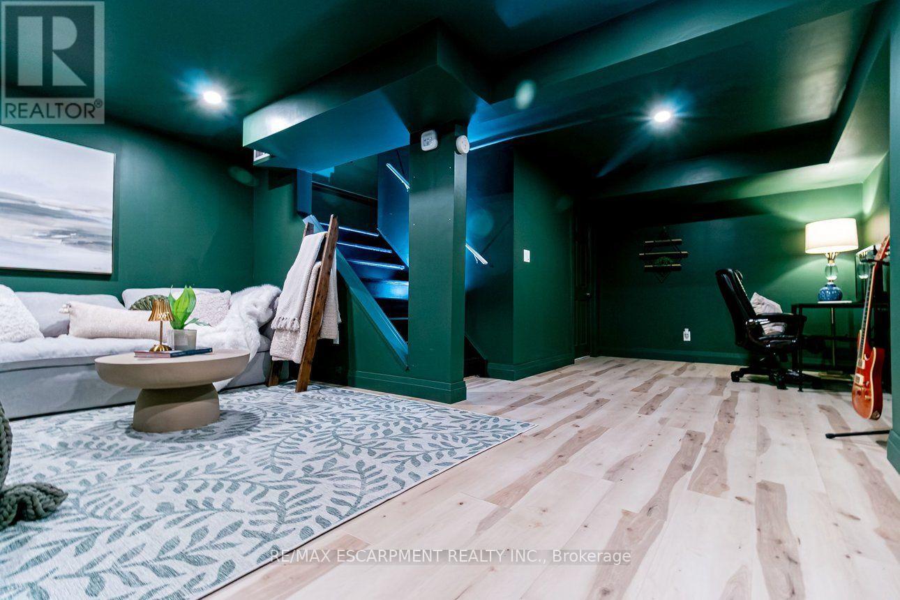 4 BALMORAL COURT - 36