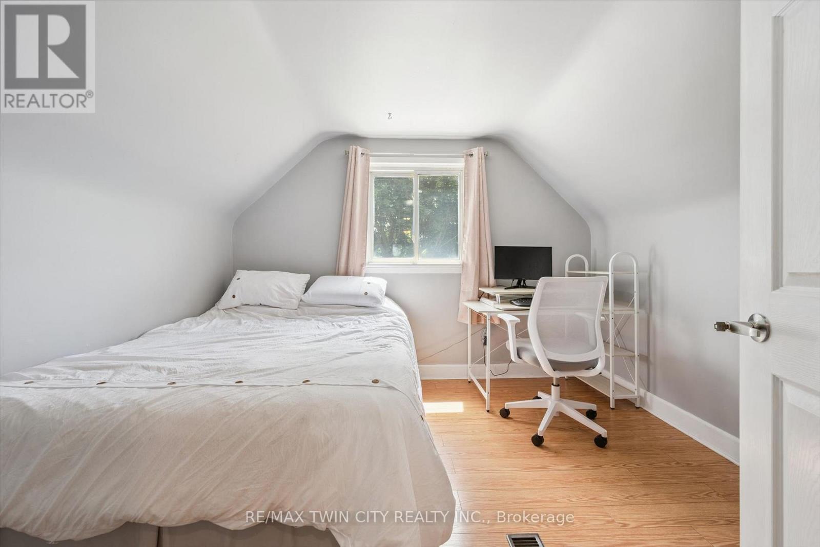 129 FLORENCE AVENUE - 30