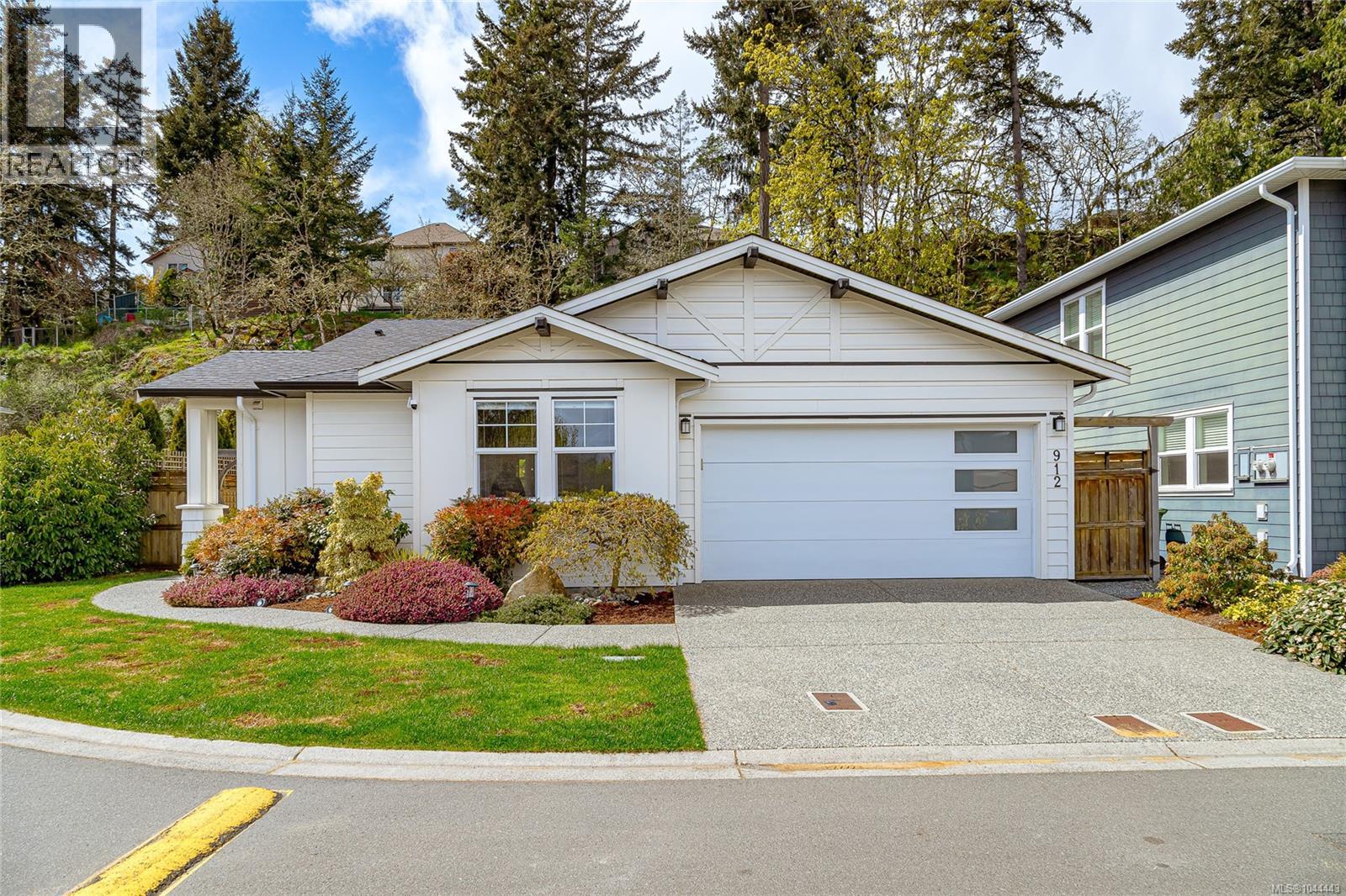 912 Randall Pl - 2