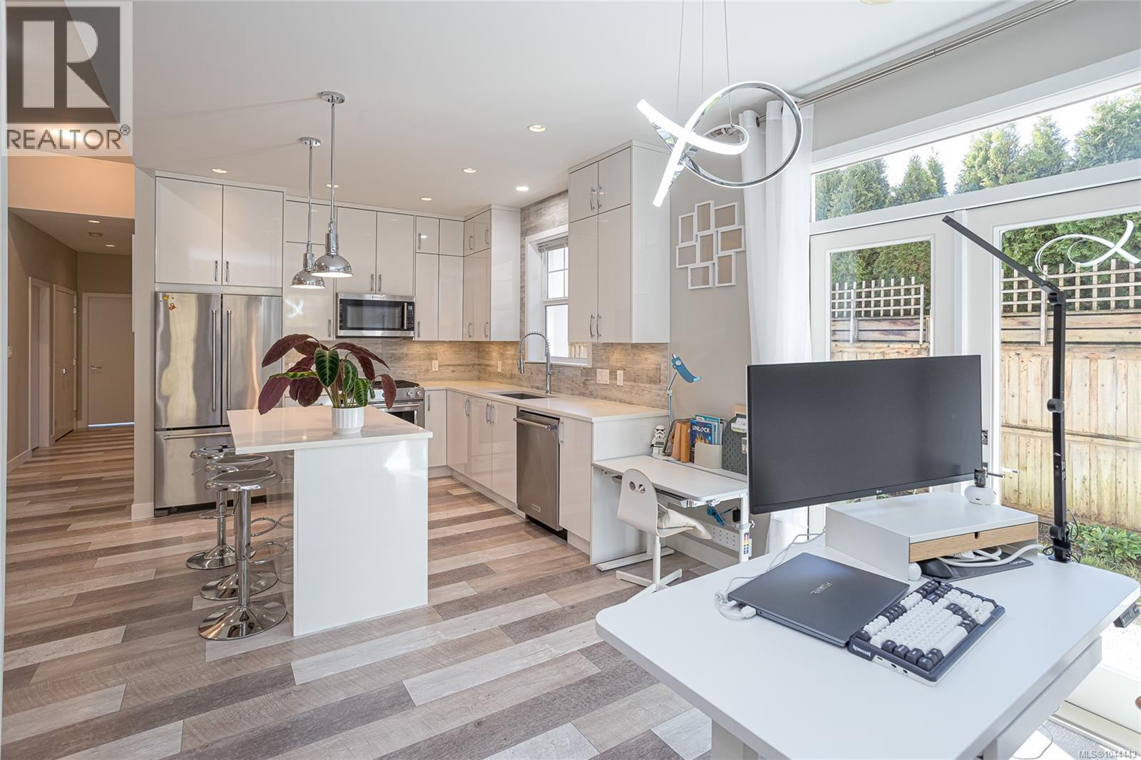 912 Randall Pl - 8