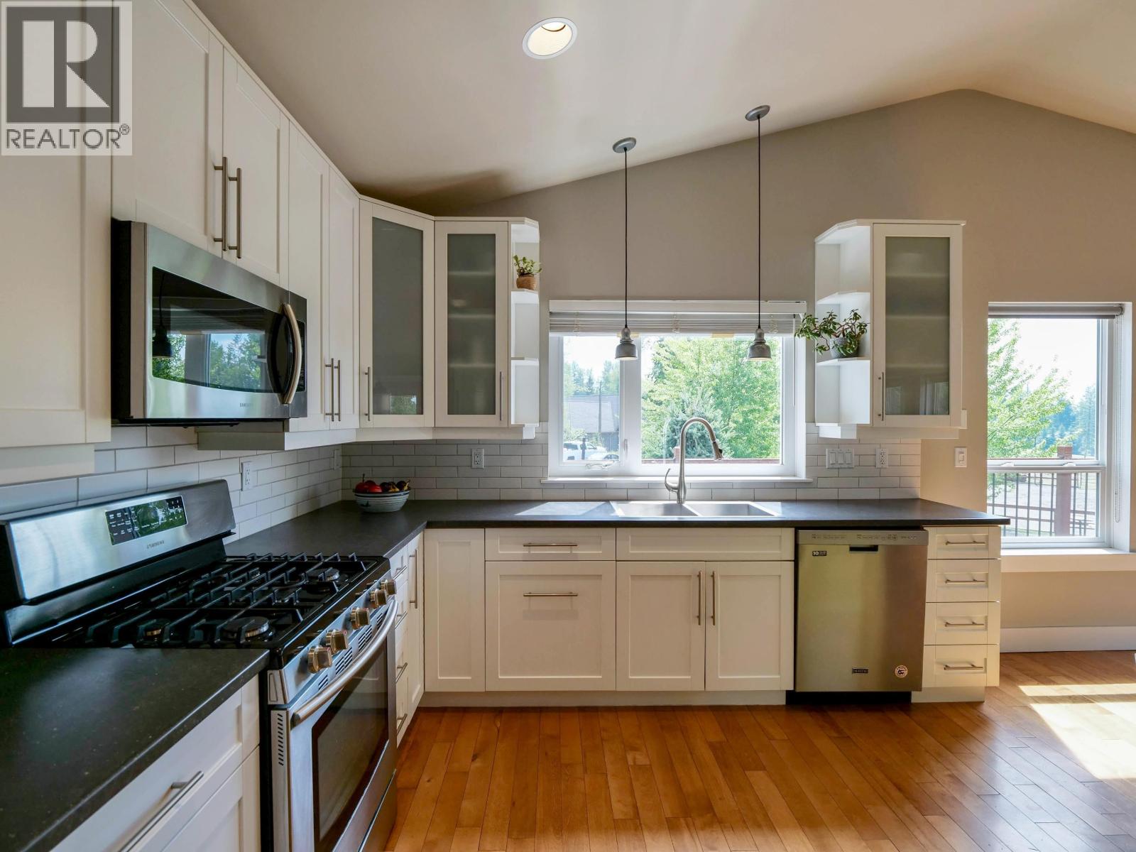 2060 HENDRY ROAD - 8