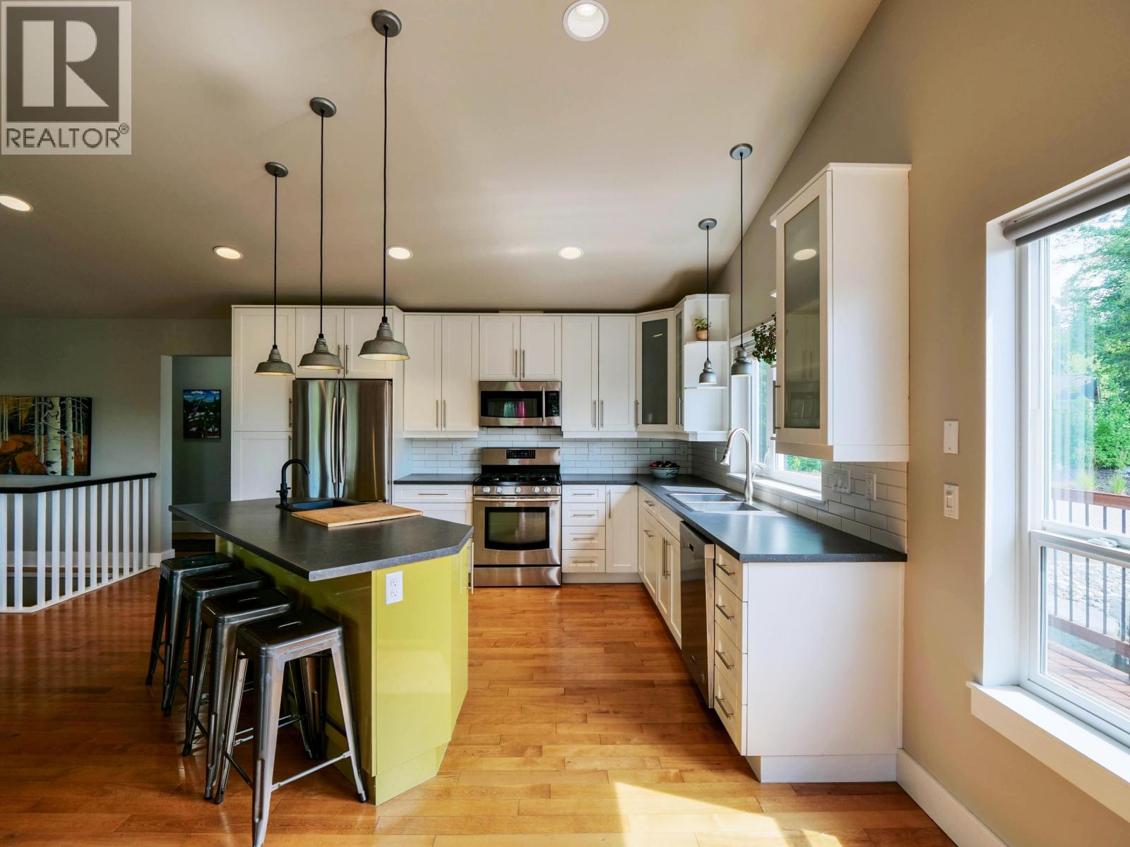 2060 HENDRY ROAD - 9