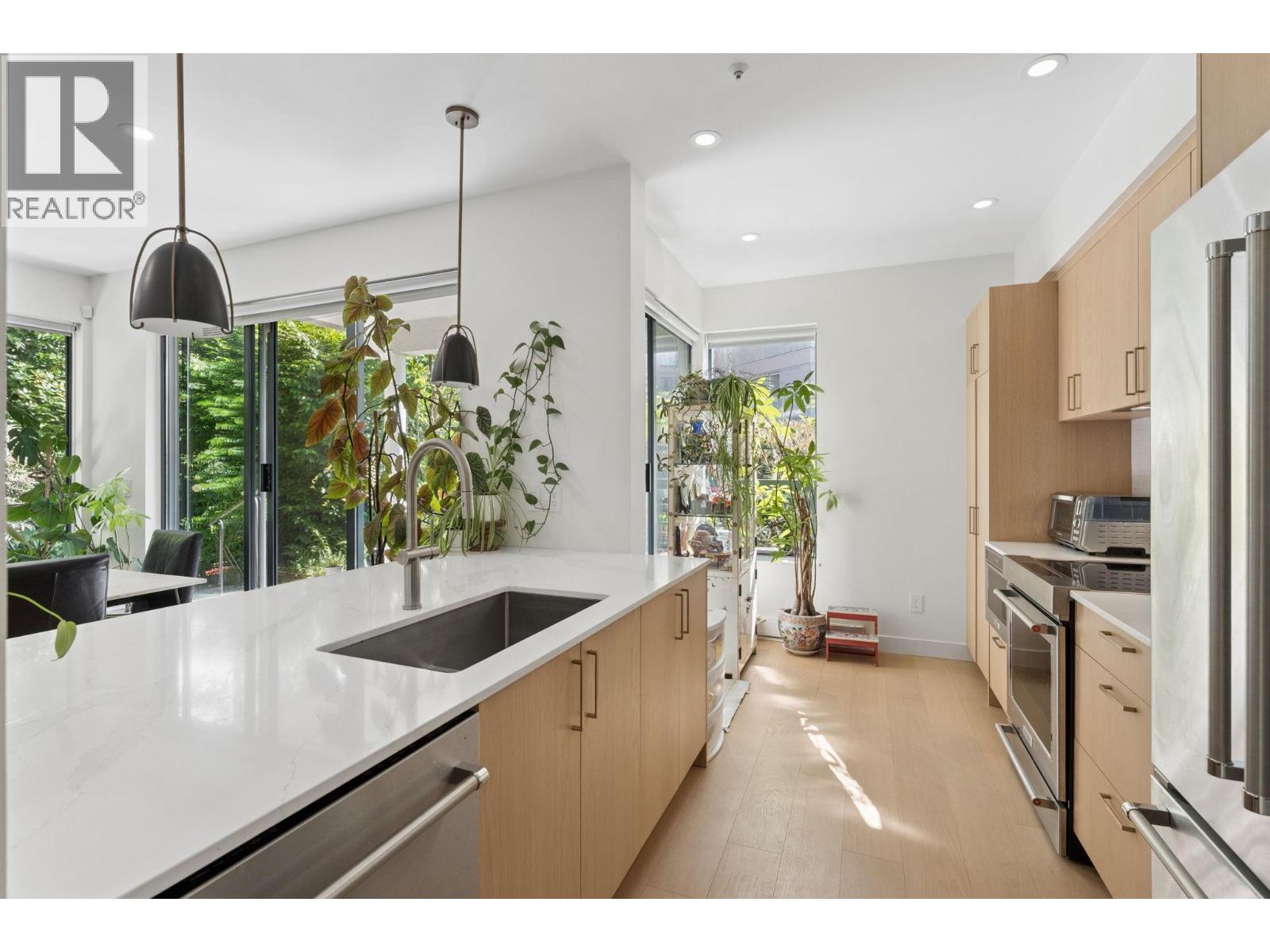 101 2242 MARINE DRIVE DRIVE