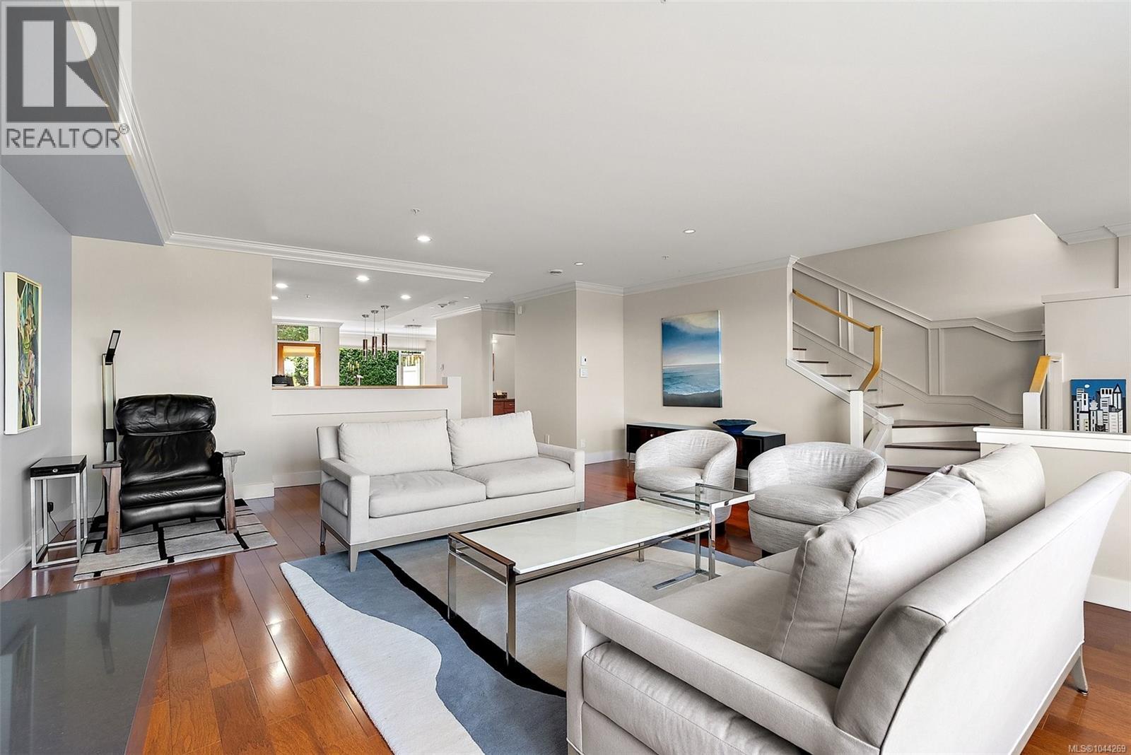 5330 Sayward Hill Cres - 5
