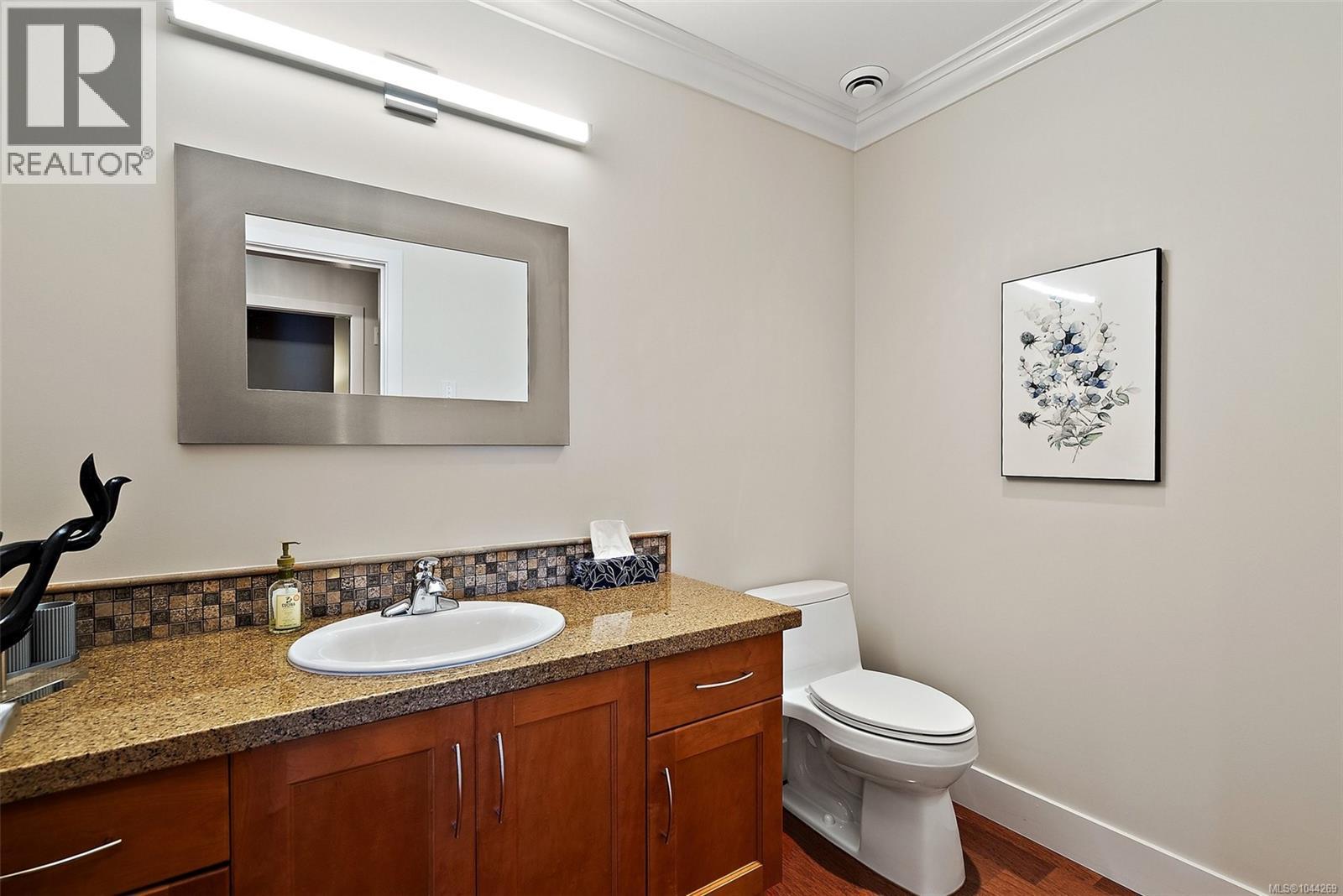 5330 Sayward Hill Cres - 26