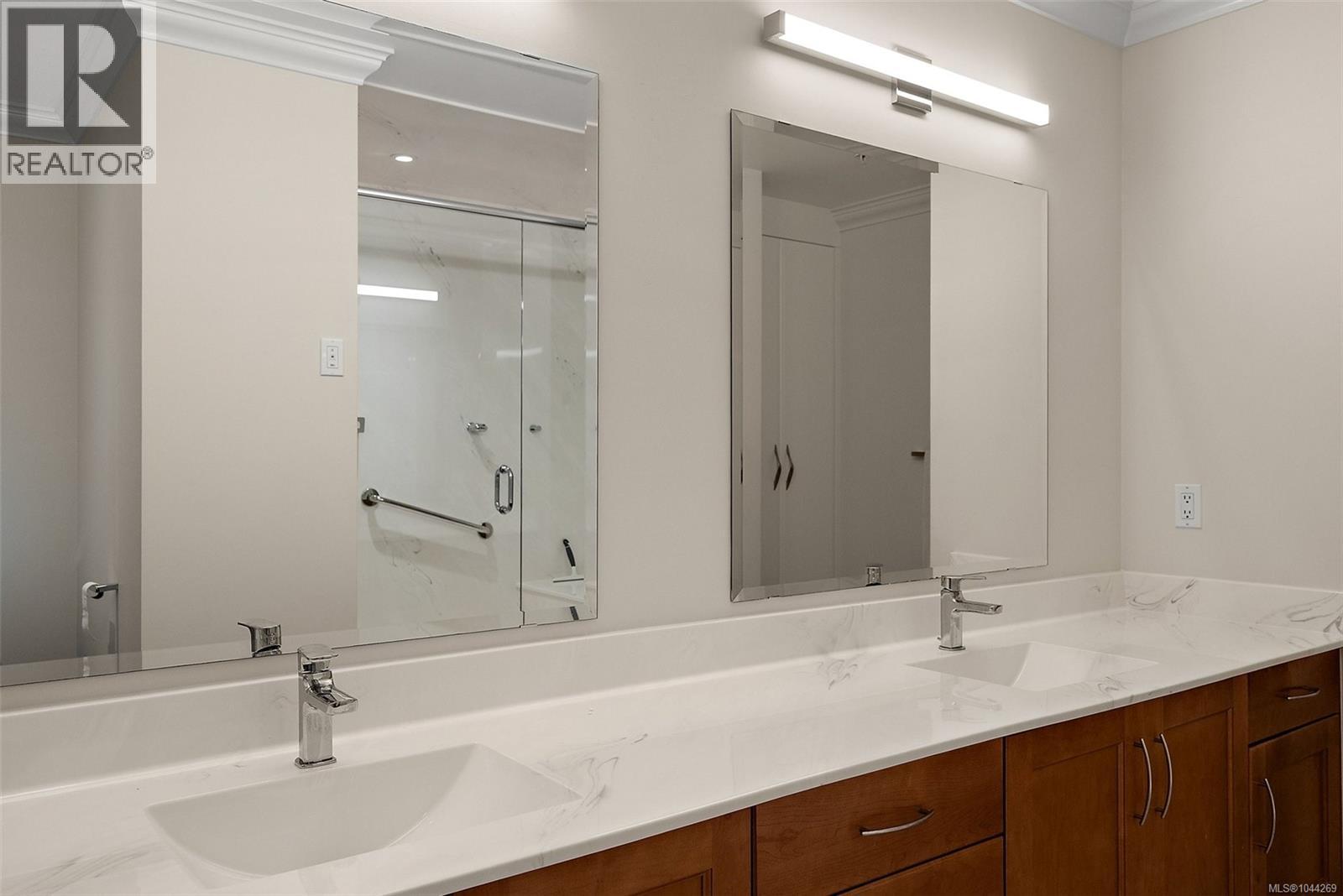 5330 Sayward Hill Cres - 21