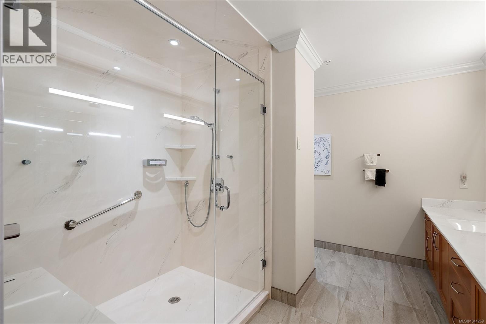 5330 Sayward Hill Cres - 27