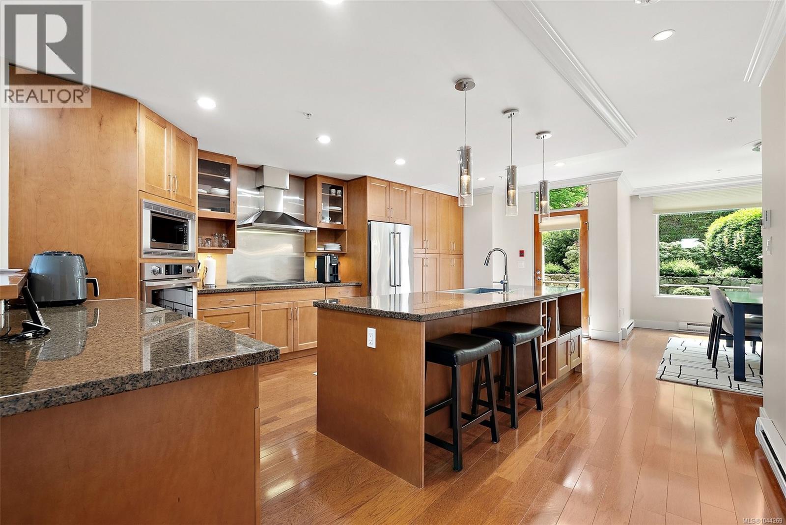 5330 Sayward Hill Cres - 10