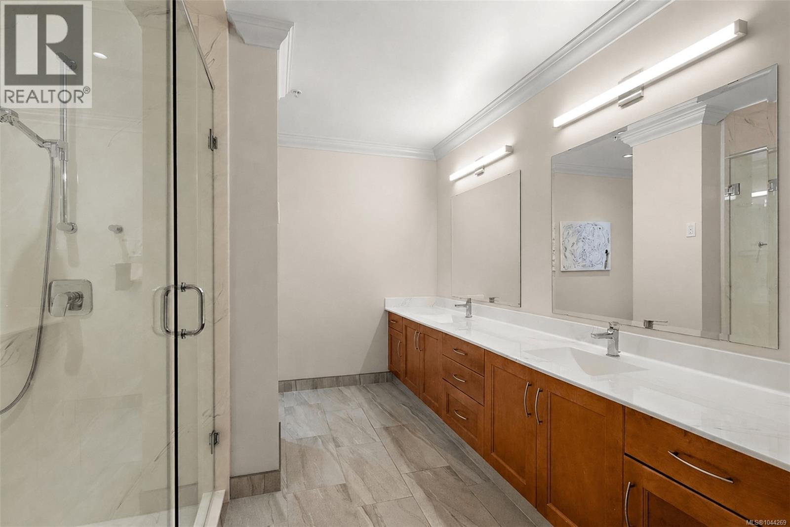 5330 Sayward Hill Cres - 23