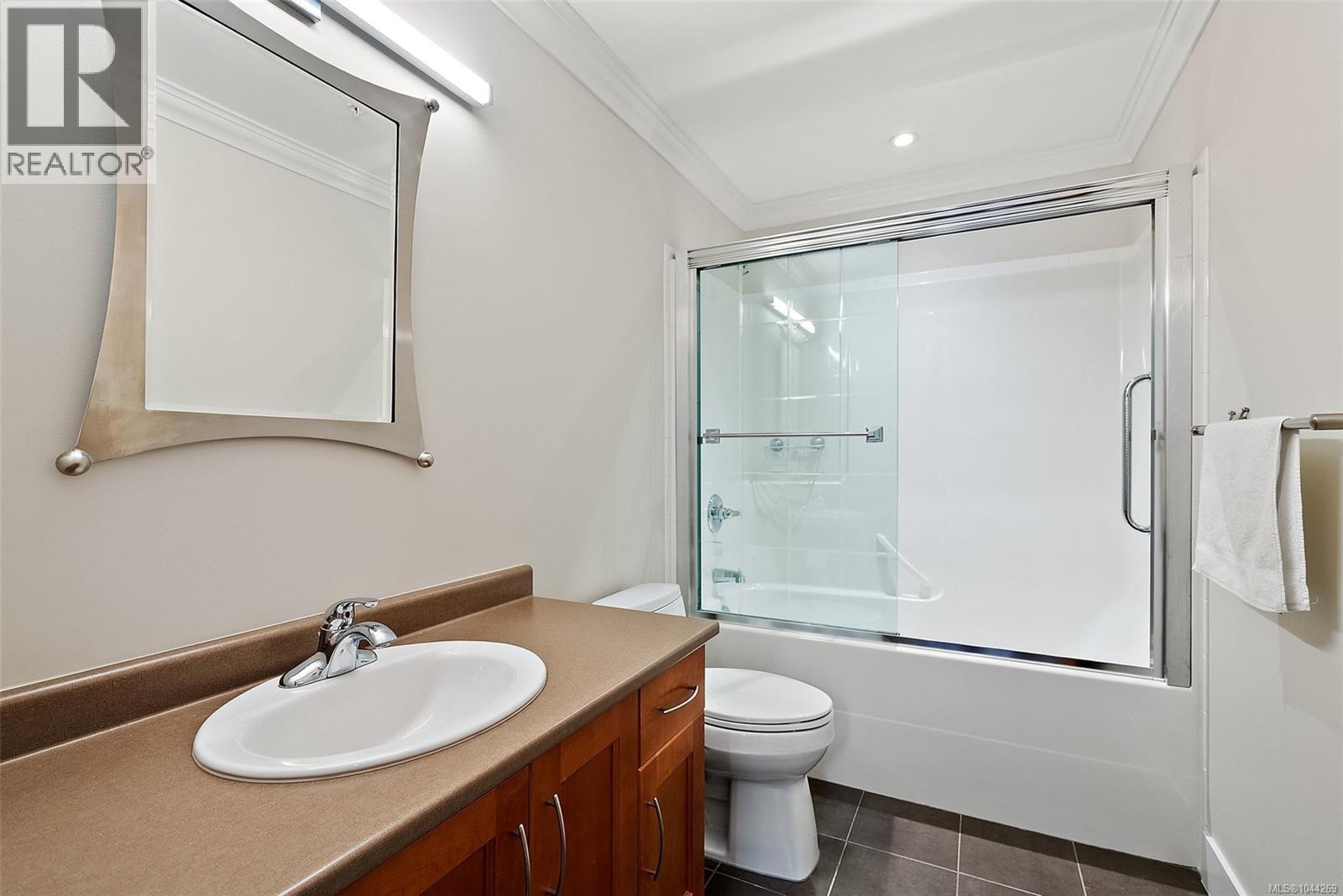 5330 Sayward Hill Cres - 15