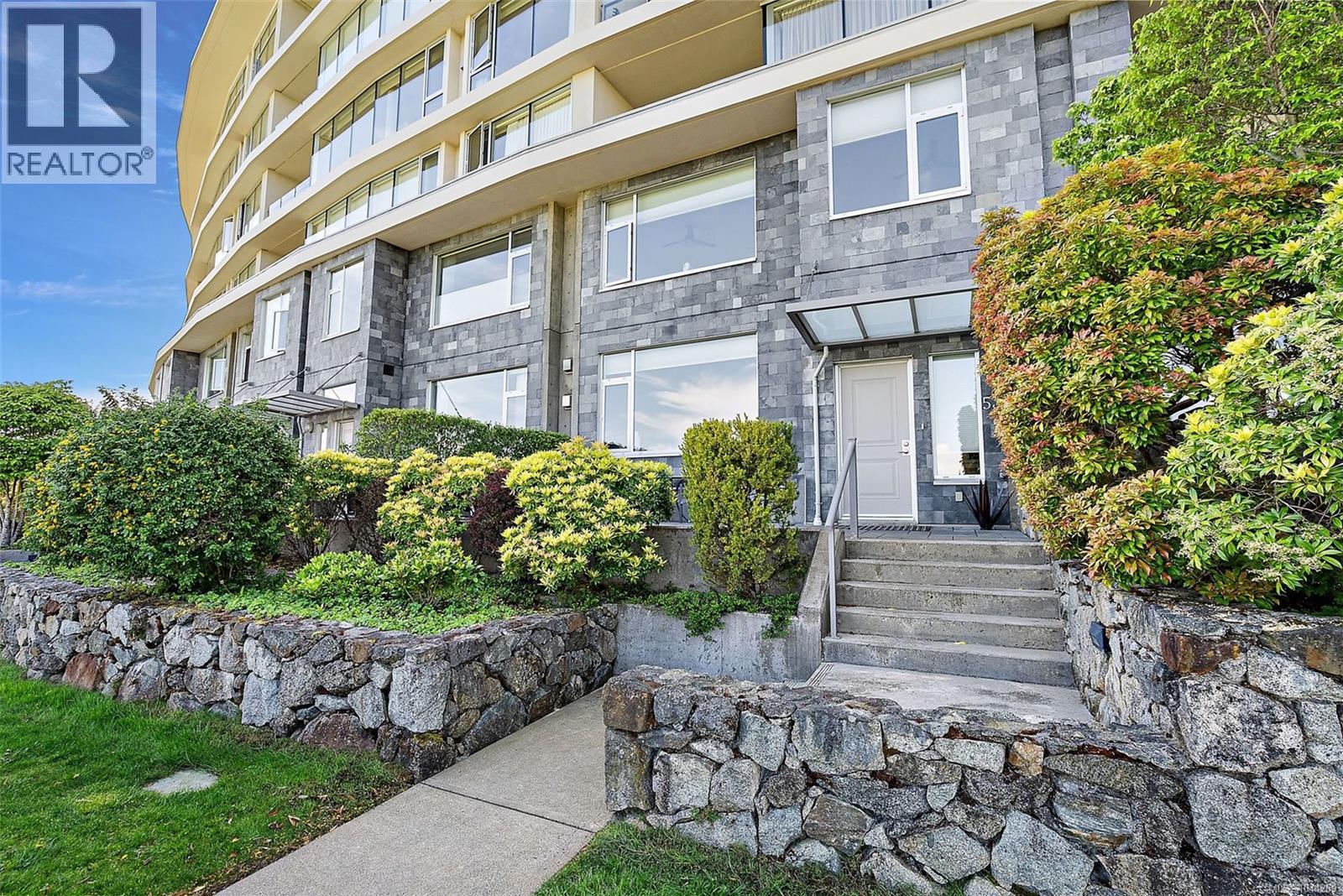 5330 Sayward Hill Cres - 2