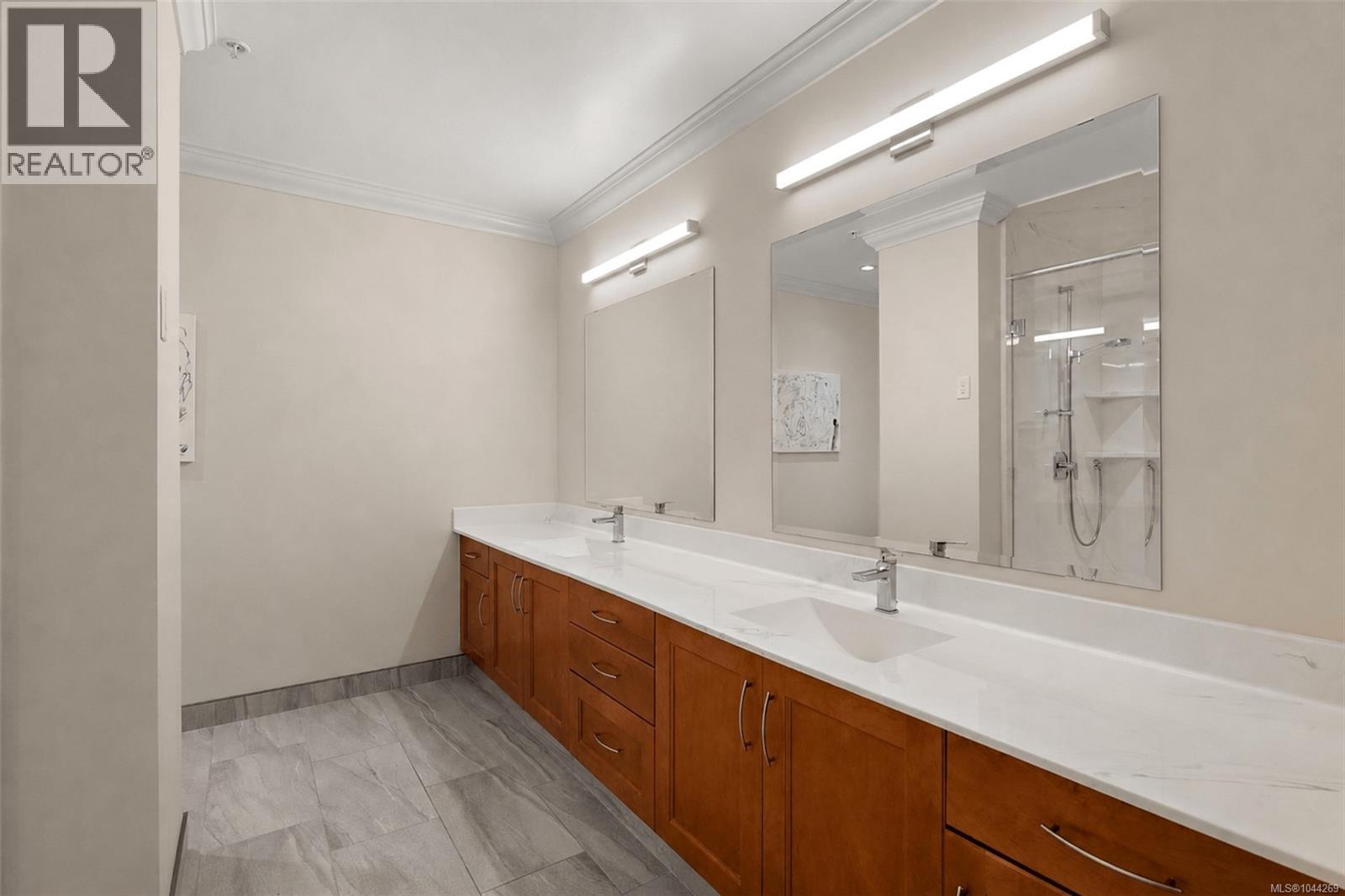 5330 Sayward Hill Cres - 34