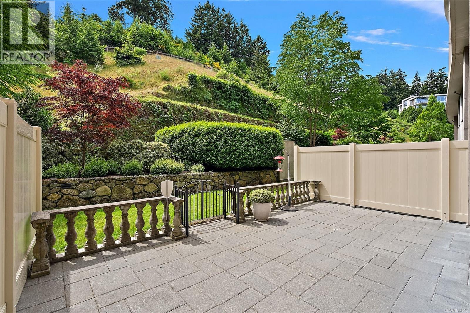 5330 Sayward Hill Cres - 30