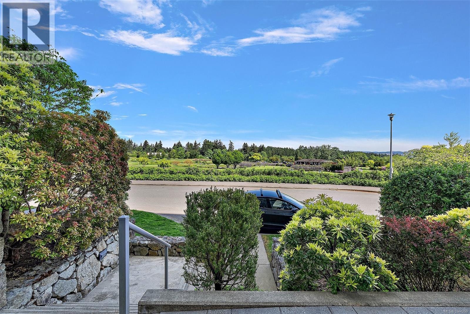 5330 Sayward Hill Cres - 32
