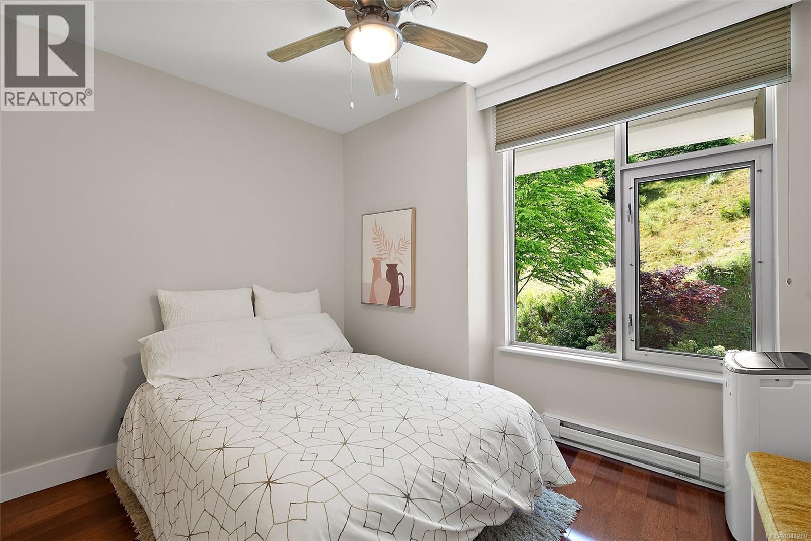 5330 Sayward Hill Cres - 24