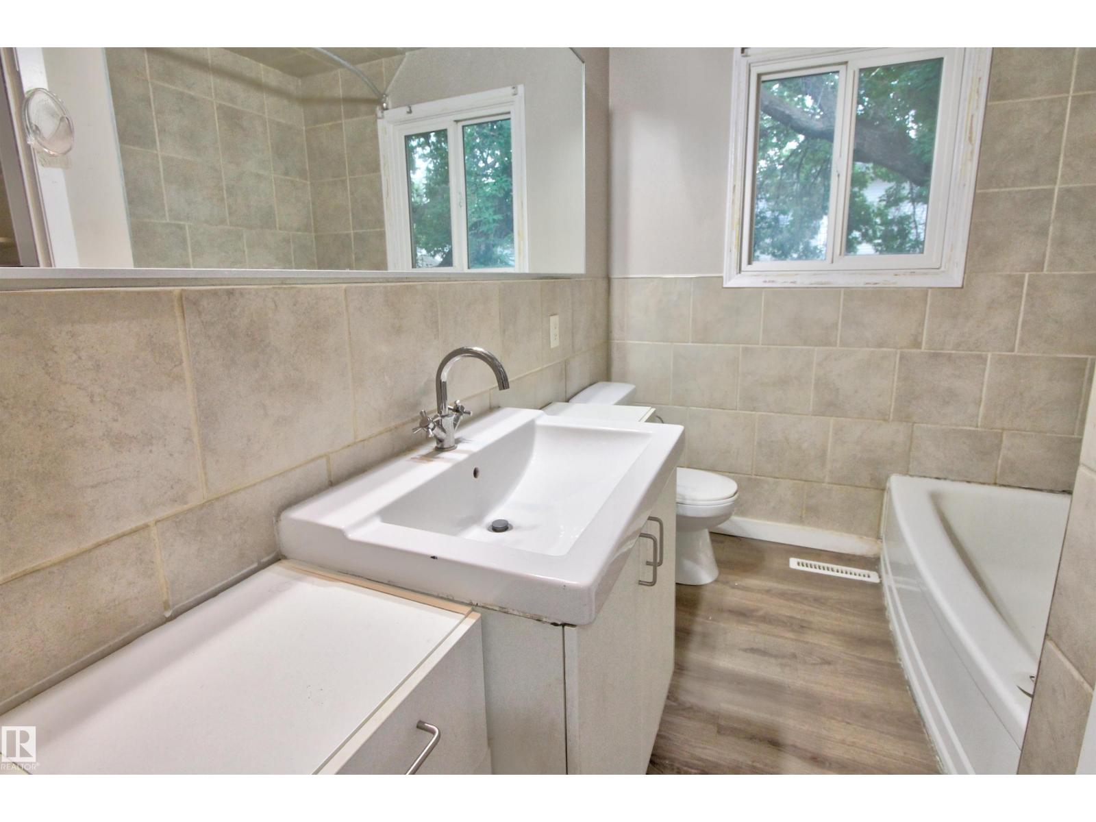 11338 85 ST NW - 10