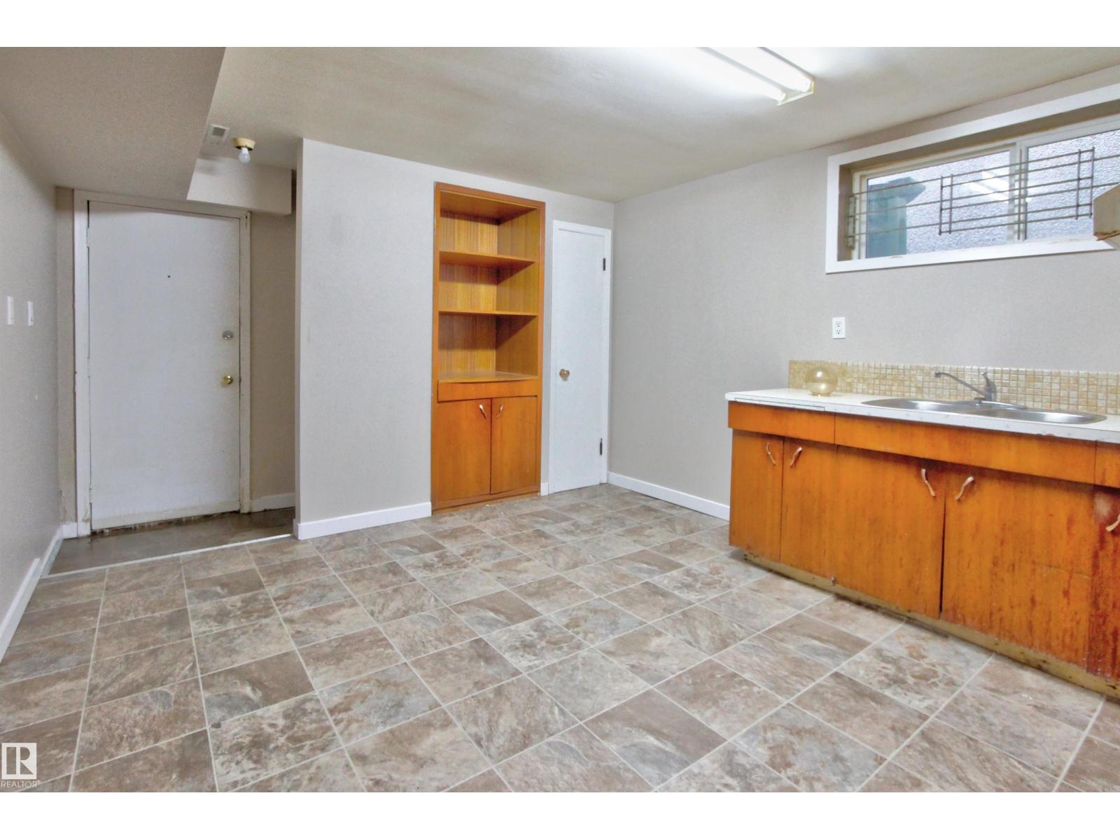 11338 85 ST NW - 18