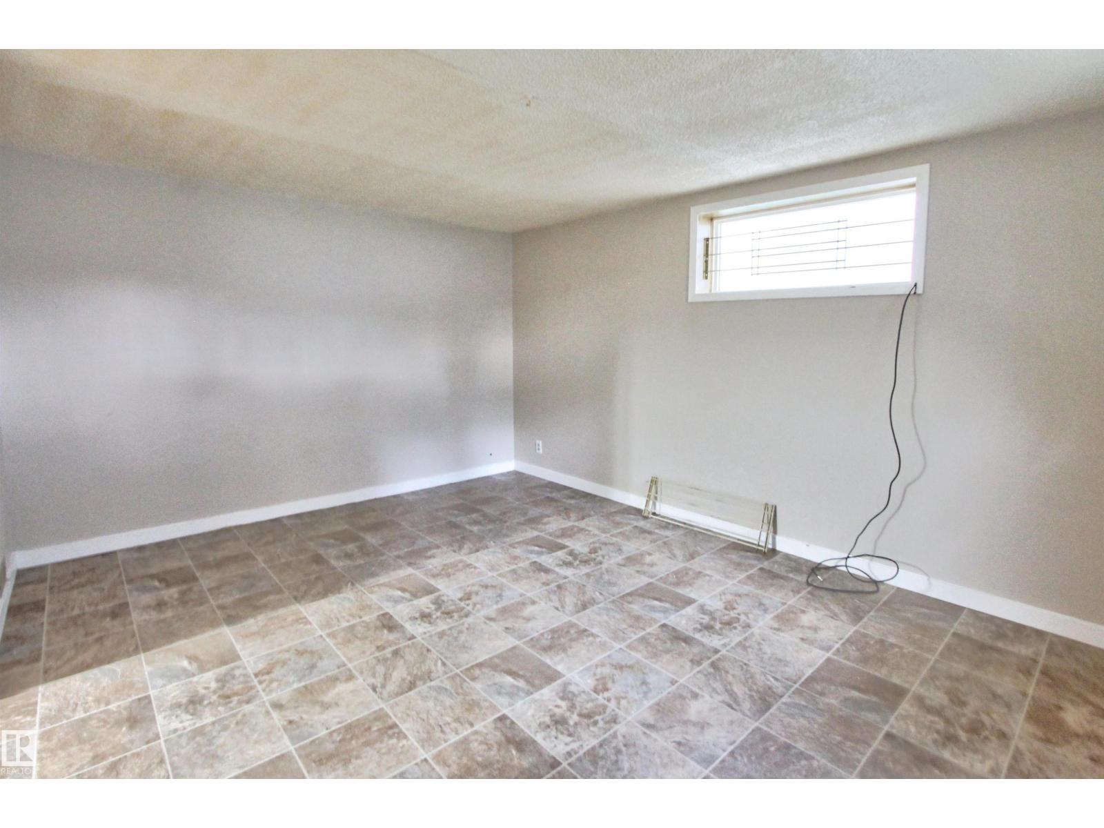 11338 85 ST NW - 20