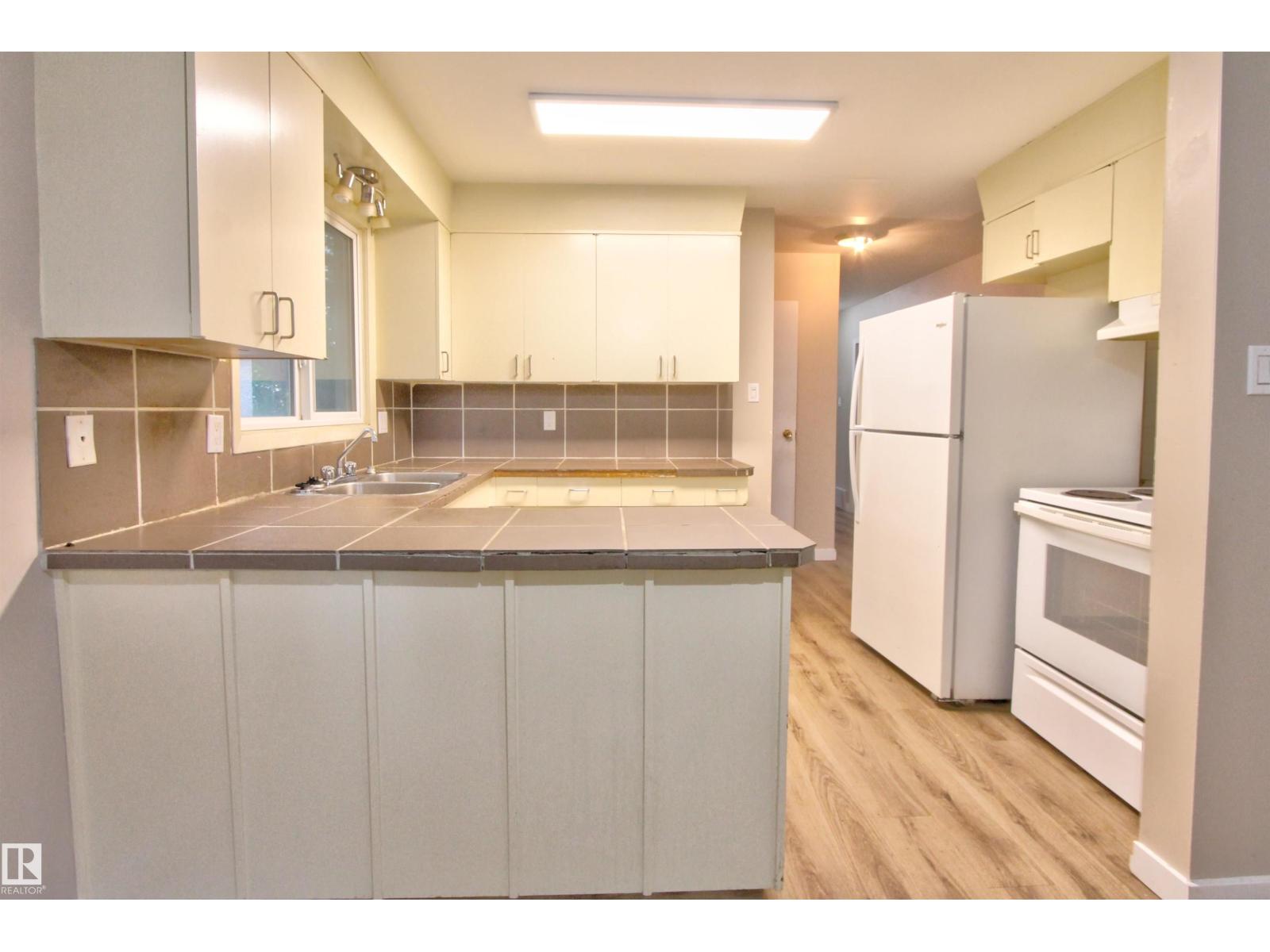11338 85 ST NW - 8