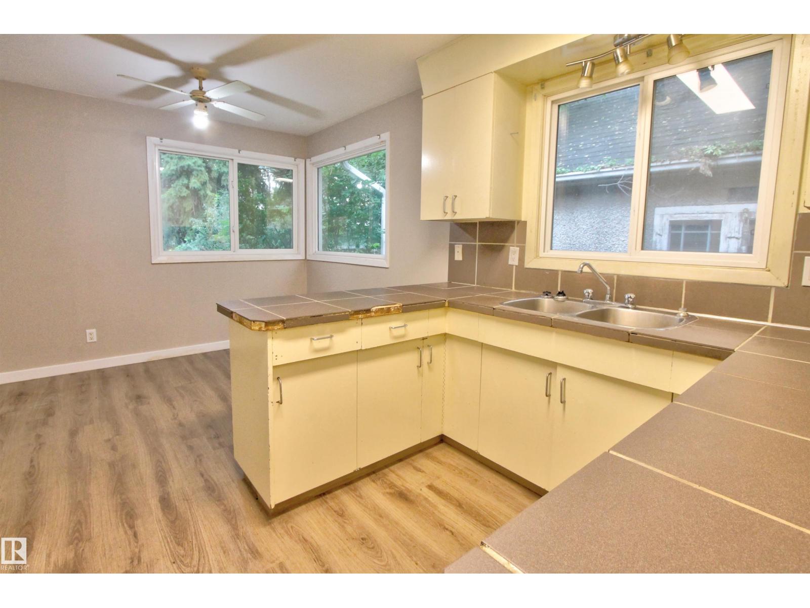11338 85 ST NW - 9