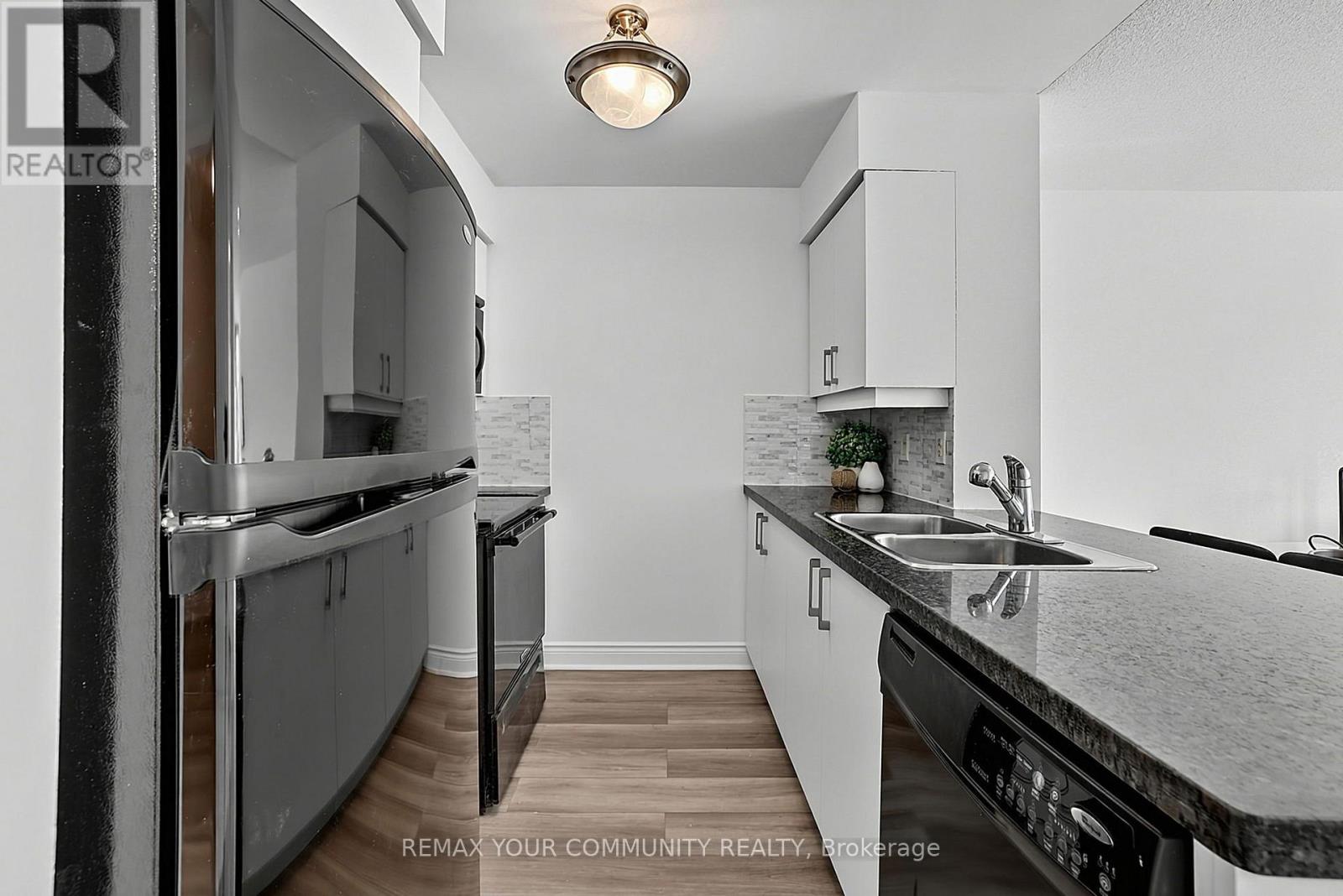#622 25 GREENVIEW AVENUE - Image 10