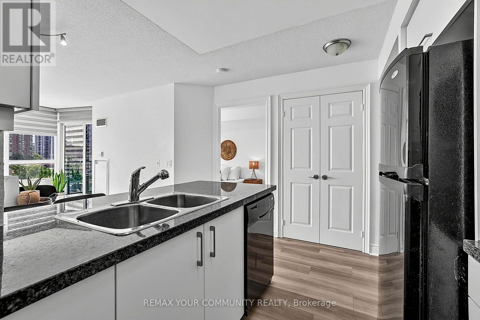#622 25 GREENVIEW AVENUE - Image 13
