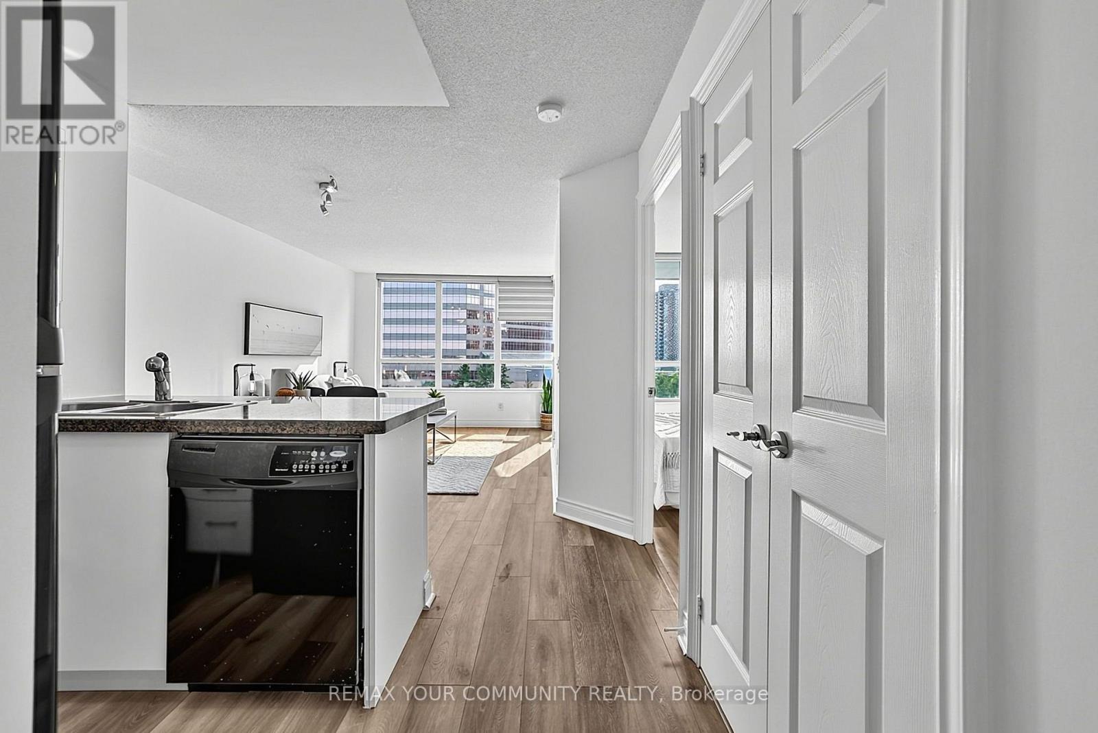#622 25 GREENVIEW AVENUE - Image 7