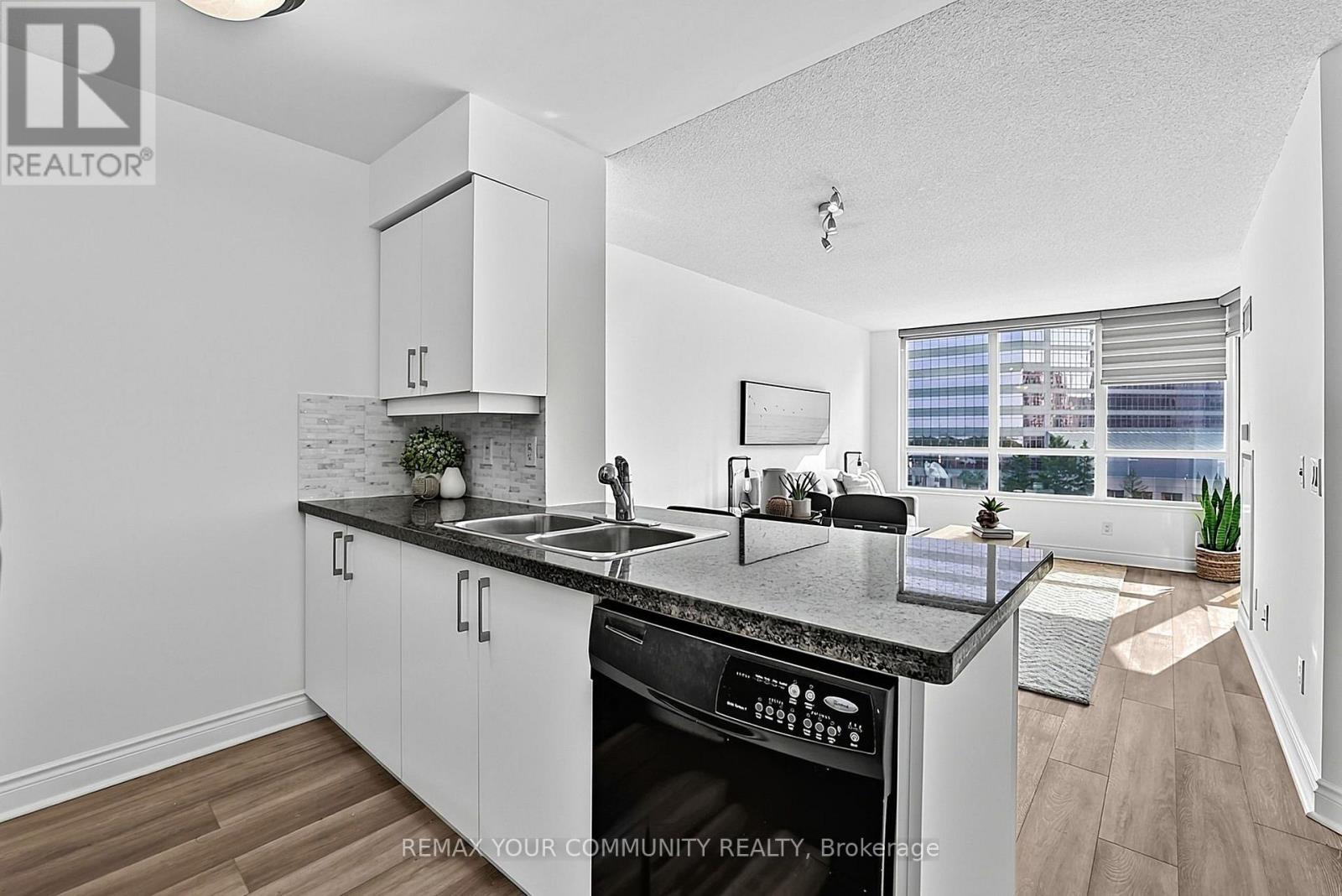 #622 25 GREENVIEW AVENUE - Image 9