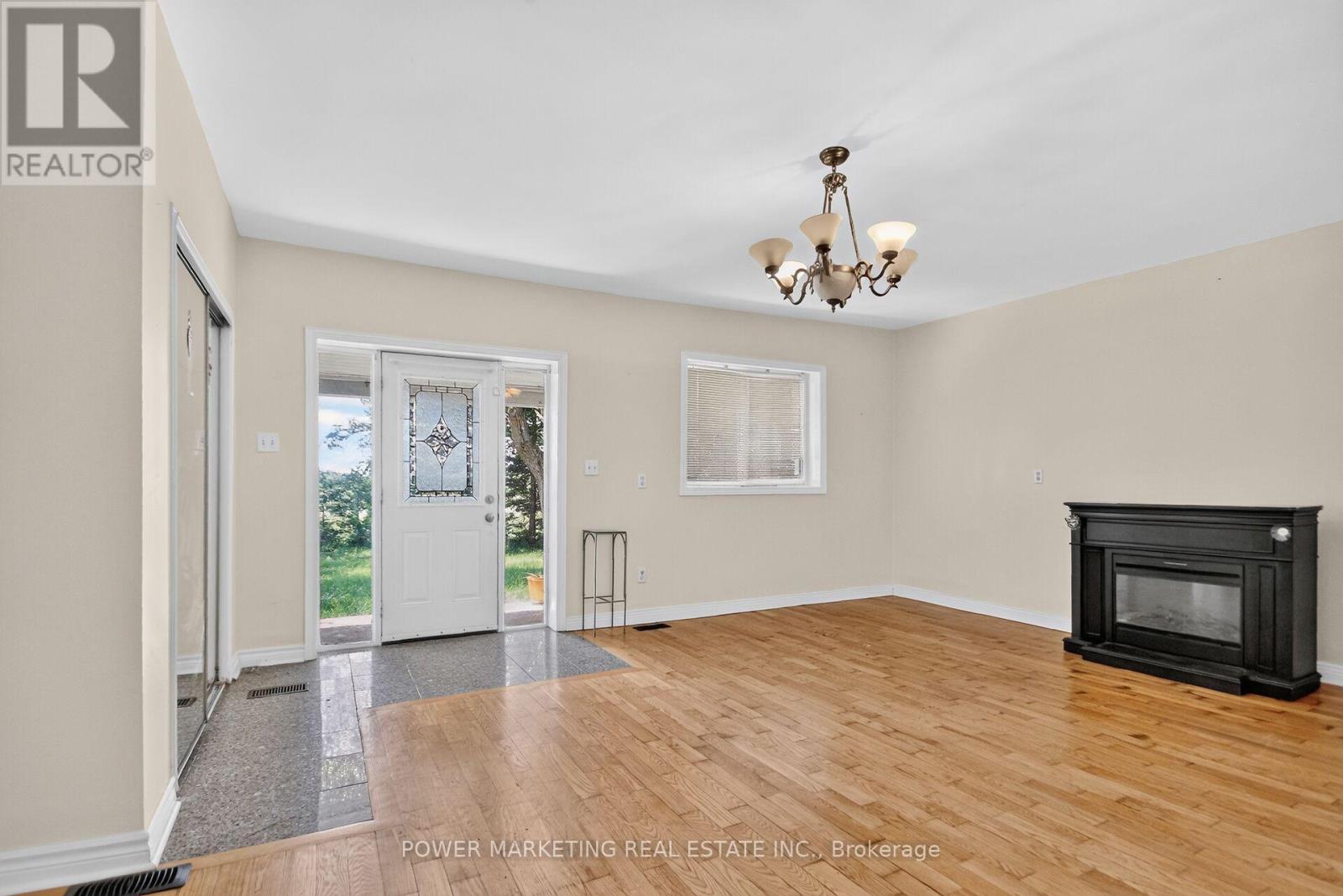 3 Bed, 2 Bath House for Sale in Ottawa – 2051 BLACKCREEK ROAD, Ottawa – MLS# X13582122 - Image 9