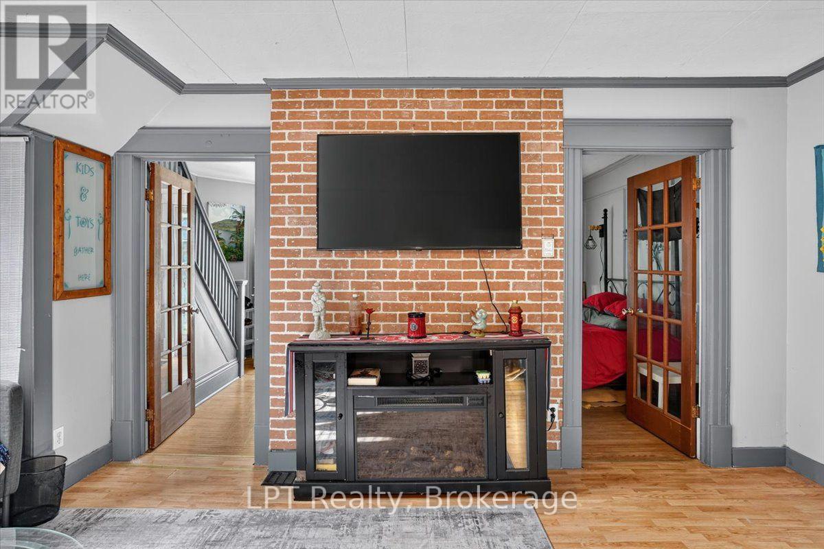 611 ROMAINE STREET - 4