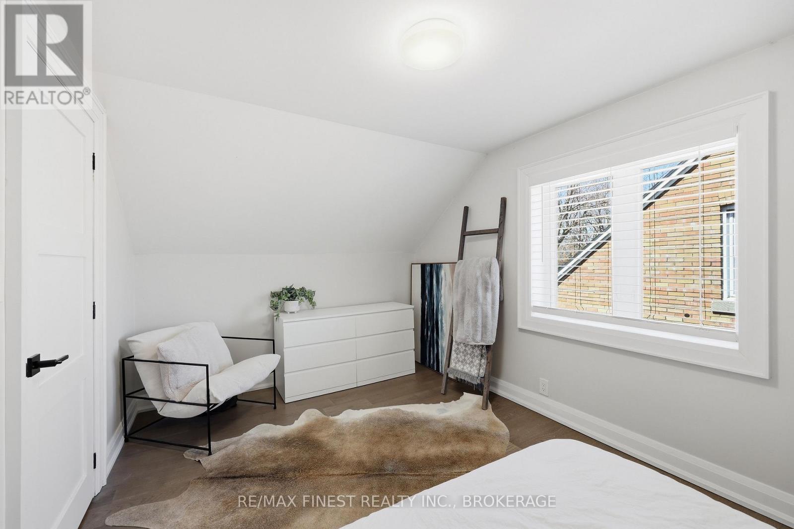 258 COLLEGE STREET - 24