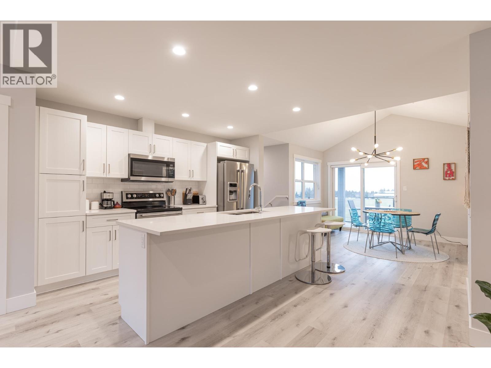 1 950 WOODSWORTH ROAD, Gibsons — photo 2