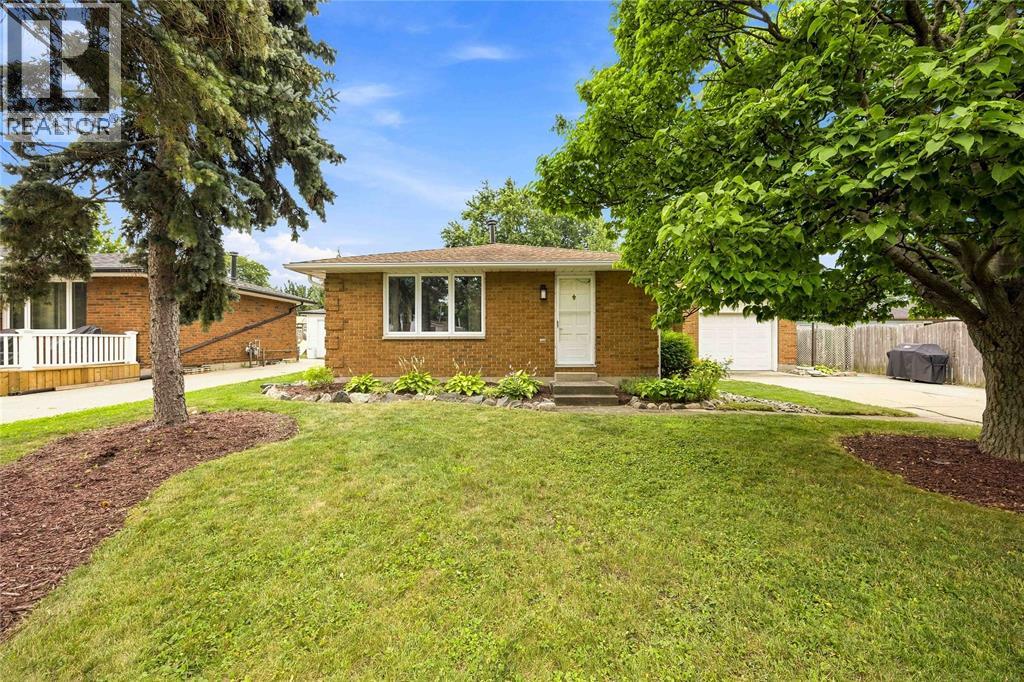 464 PARKDALE CRESCENT - 1