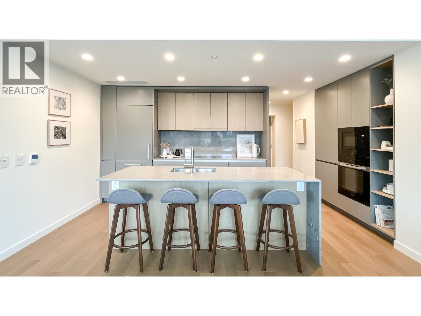 102 3963 UPLANDS WAY, West Vancouver — photo 2