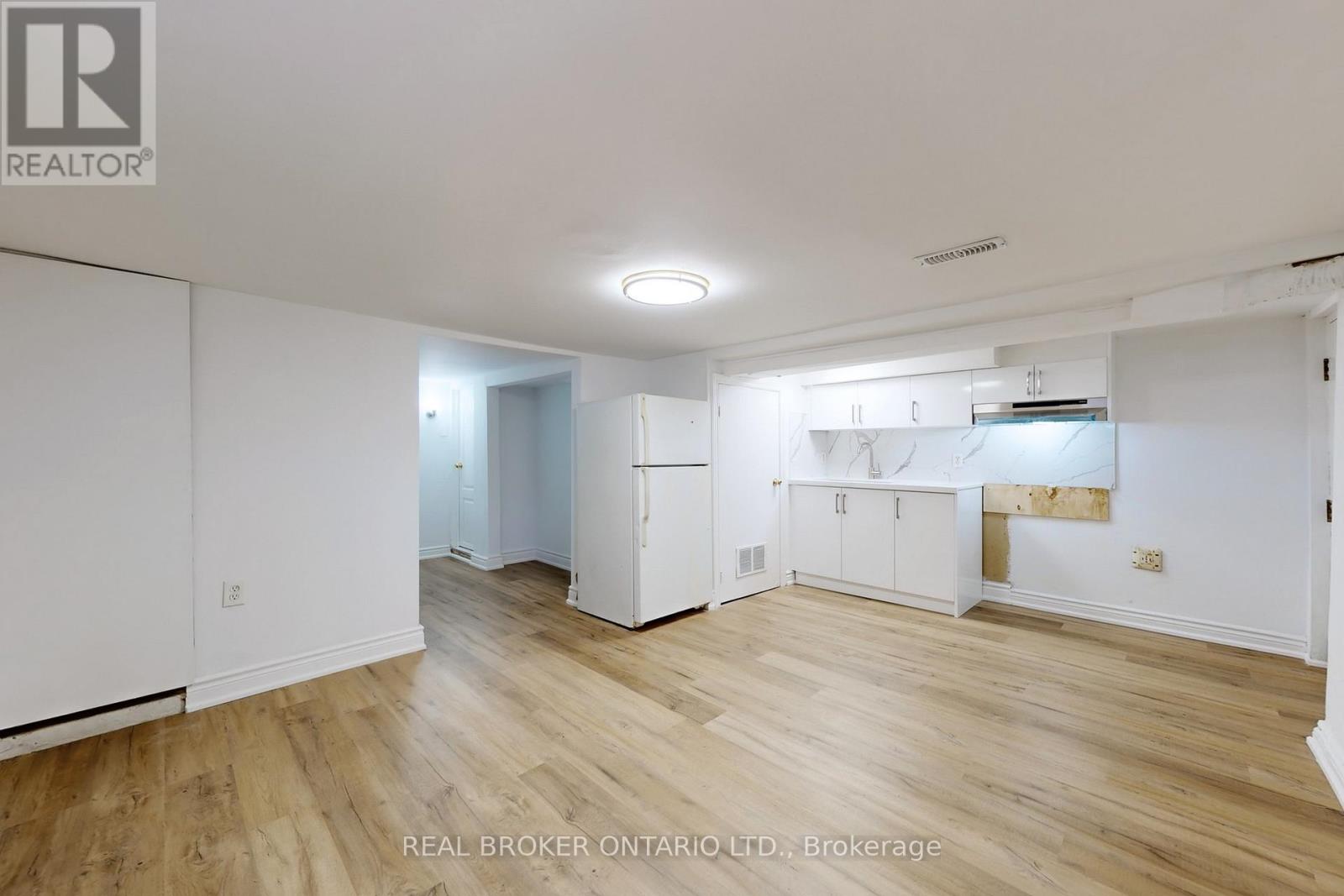 BSMT - 102 BOWIE AVENUE, Toronto (Briar Hill-Belgravia)
