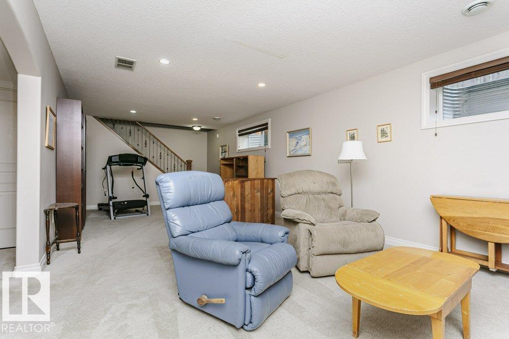 96 Eastgate WY - Image 36